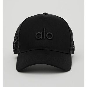 ALO Yoga district trucker hat black